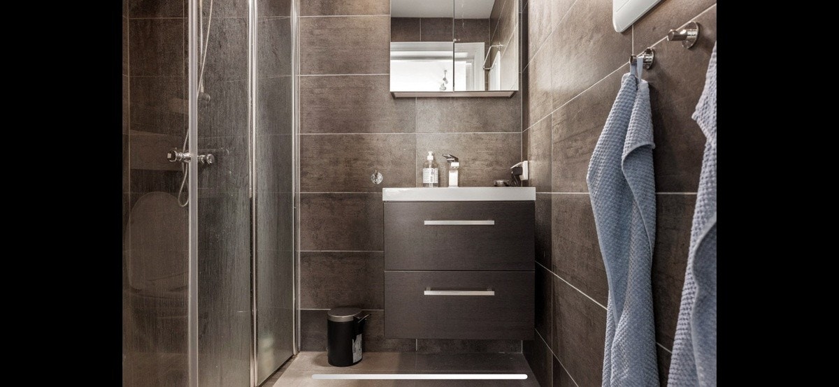 Moderne helfliset bad med varme i gulv Galleribilde