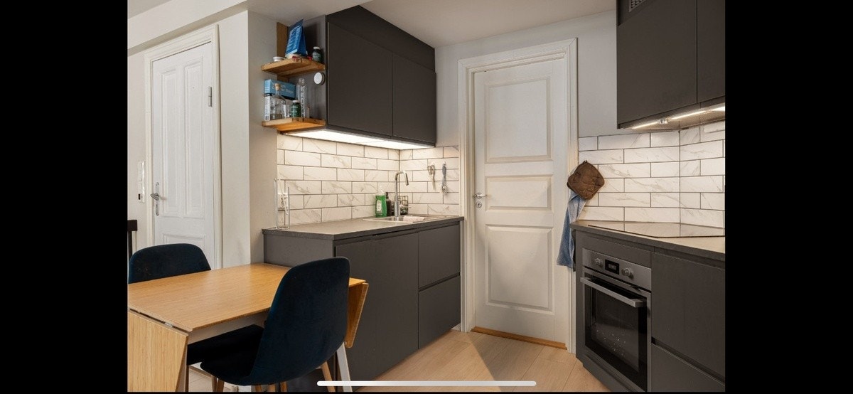 Moderne kjøkken med alt av hvitevarer Galleribilde