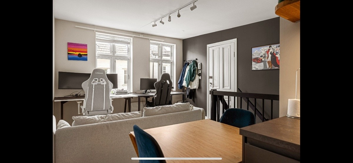 Gode vindusflater slipper inn godt med lys. Skrivebord med datamaskiner fjernes før innflytning Galleribilde