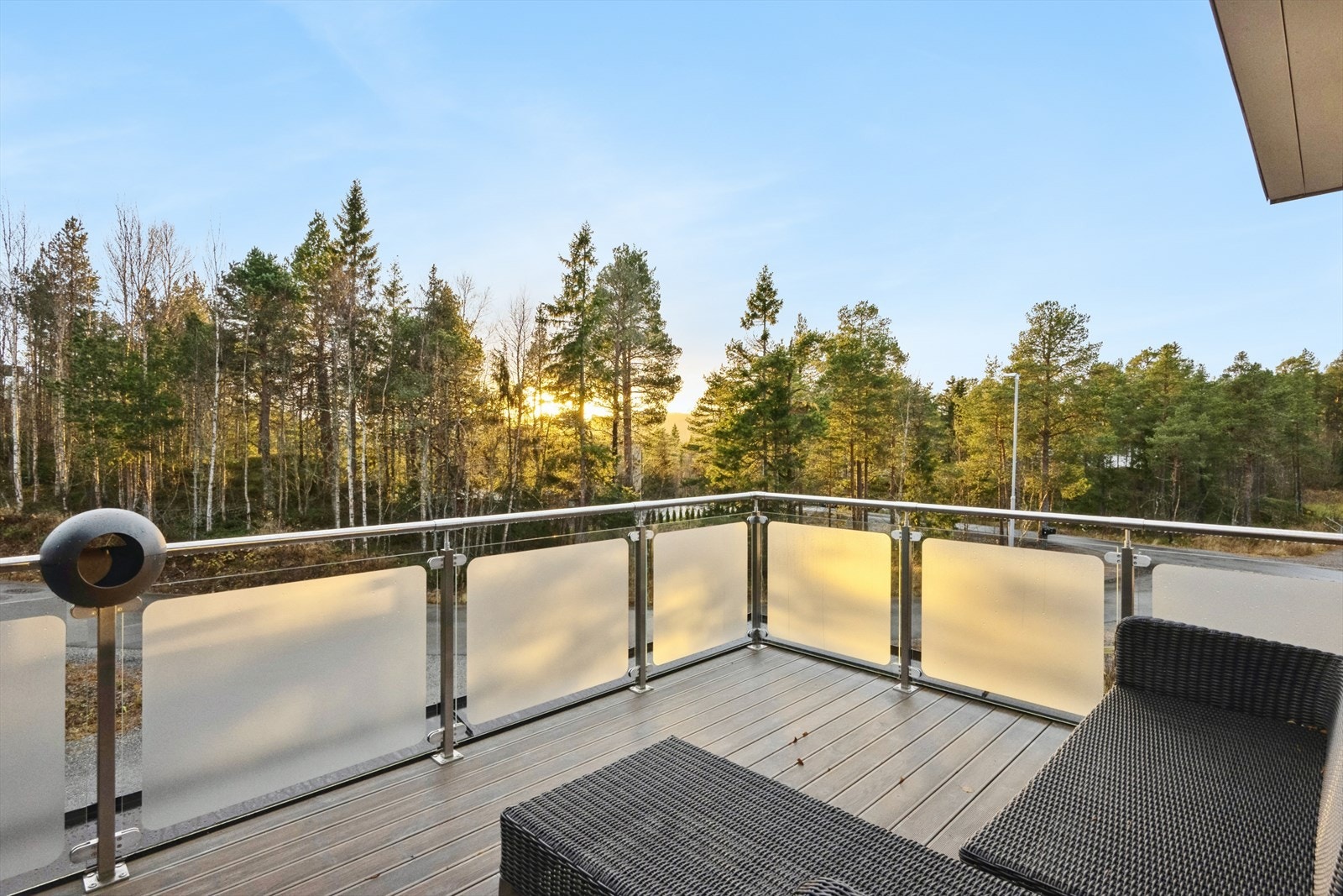 Uteplass på begge sider av boligen. Galleribilde