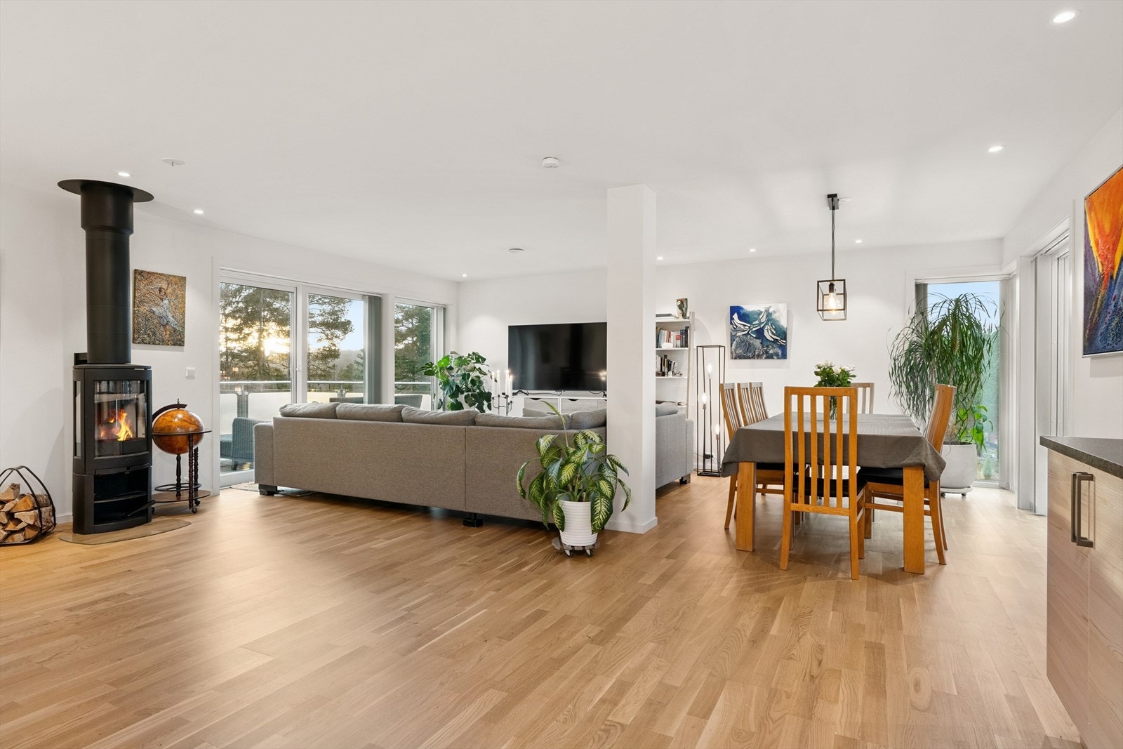 Velkommen inn! Åpen stue og kjøkken på tilsammen 53 kvm! Vedovn, balansert ventilasjonsanlegg og varmepumpe. Galleribilde