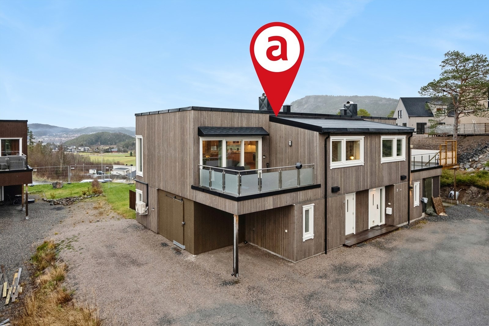 Eiendommen ligger som del av et nyere boligfelt ved Spillumsåsen. Barnevennlige omgivelser og umiddelbar nærhet til Spillumsmarka som er flotte helårs turområder med bla. oppkjørte skiløyper på vinteren. Galleribilde