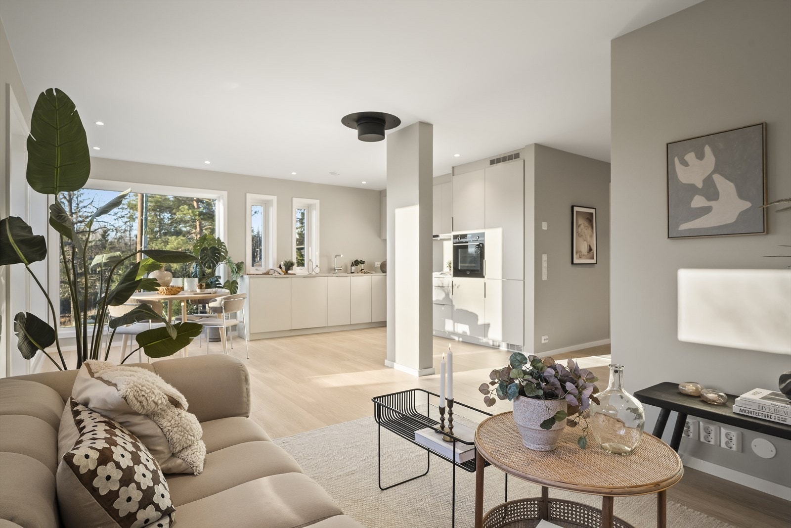 Store vindusflater sørger for rikelig med naturlig lys og god plassutnyttelse. Galleribilde