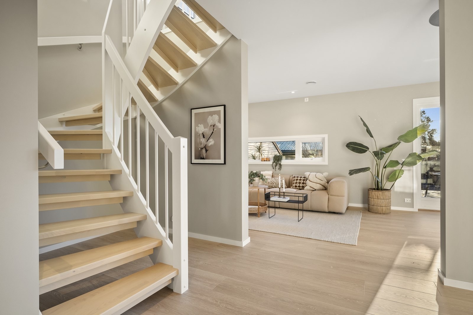 En kvalitetstrapp fra Trapperingen med trinn i ask leder opp til andre etasje. Galleribilde