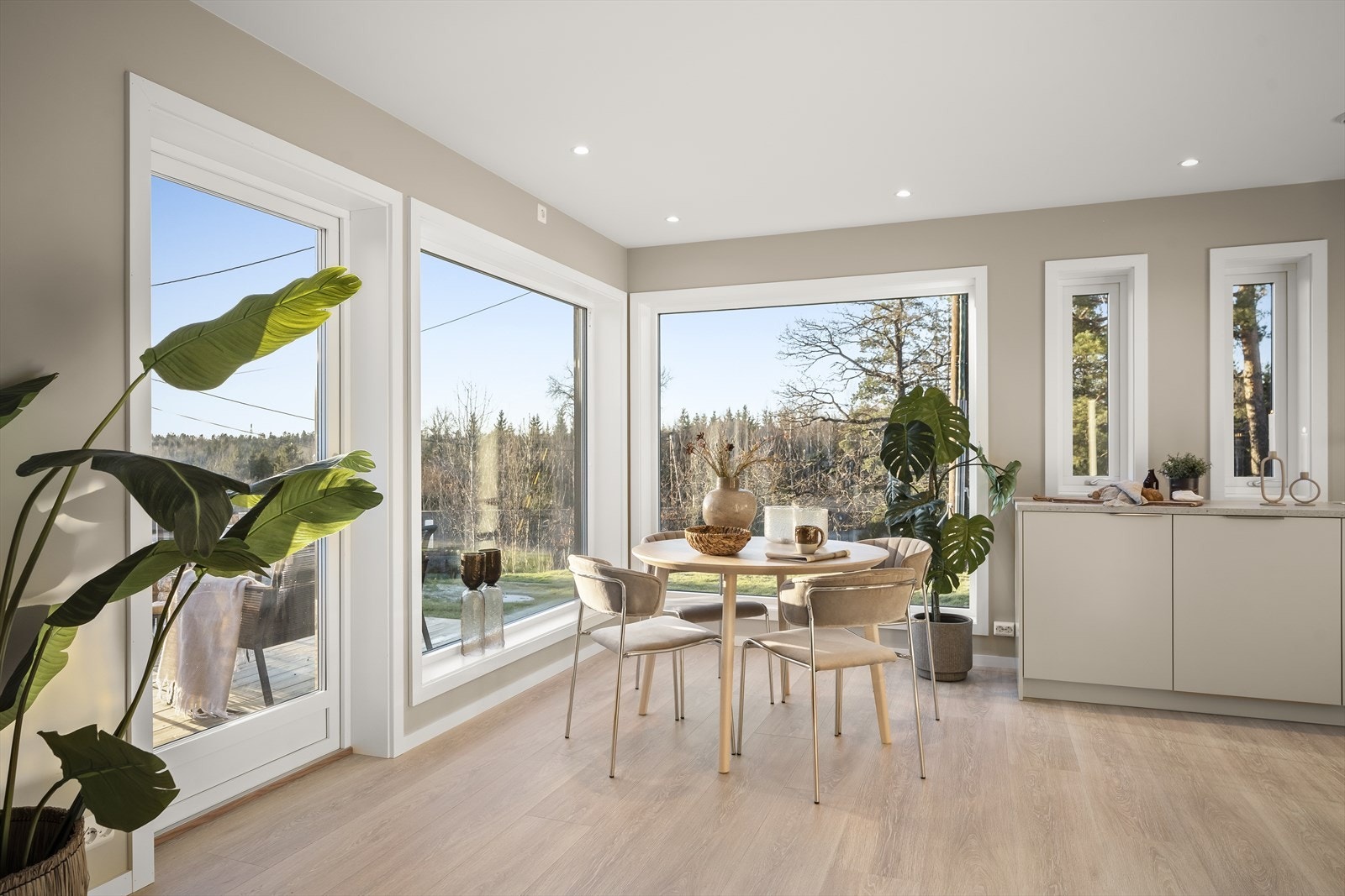 Spiseplassen blir et naturlig samlingspunkt med store vinduer mot hagen. Galleribilde