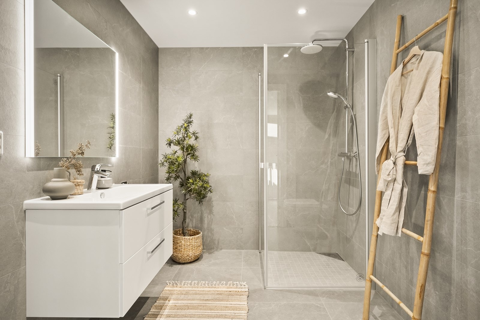 Det andre badet er også helfliset og har en romslig dusjsone. Galleribilde