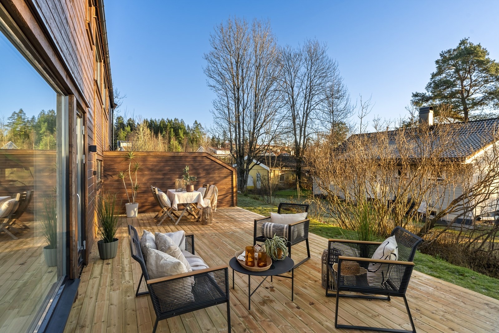 Fra stuen er det direkte utgang til en stor og solrik treterrasse. Galleribilde