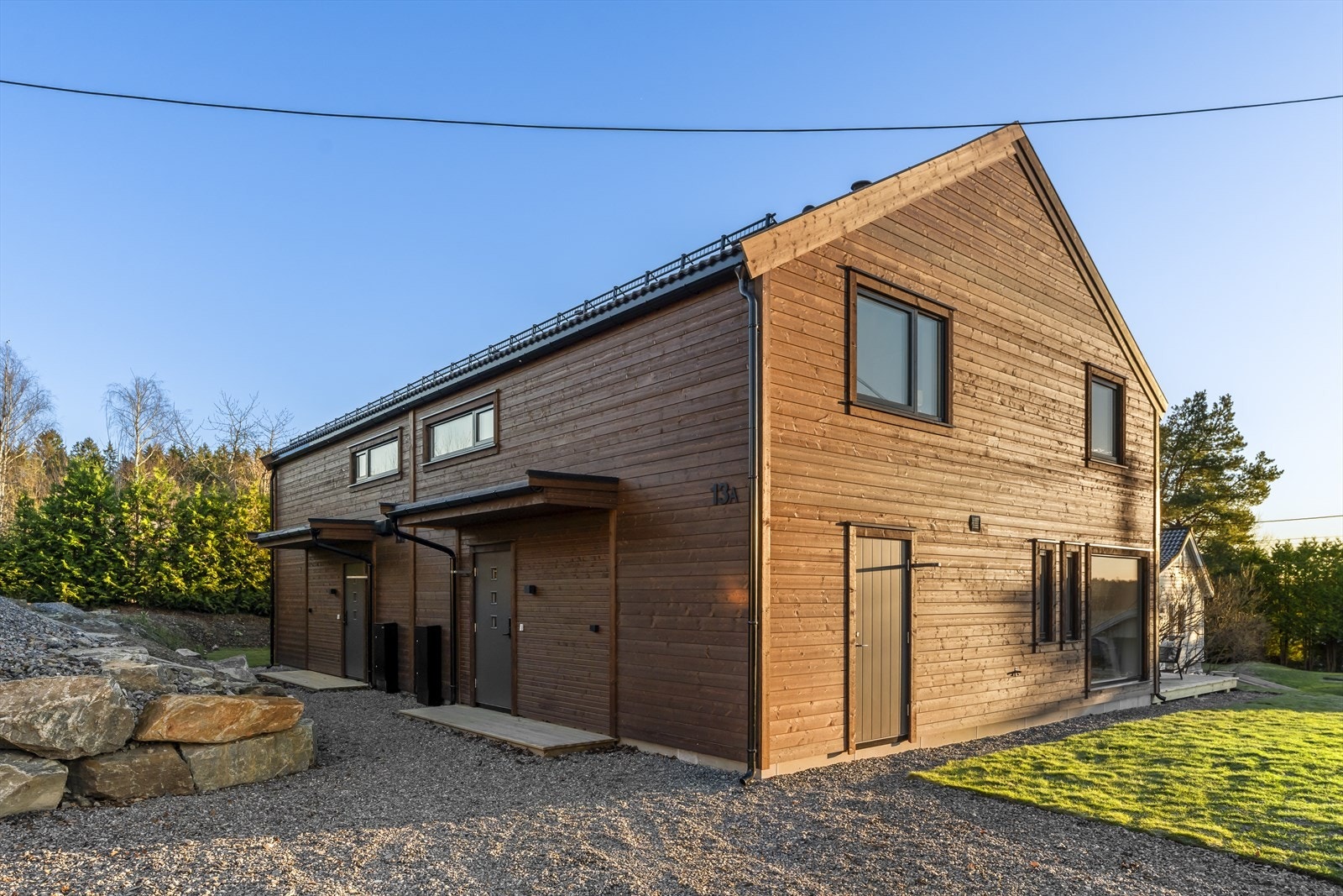 Moderne arkitektur med stående kledning og et karakteristisk saltak. Galleribilde