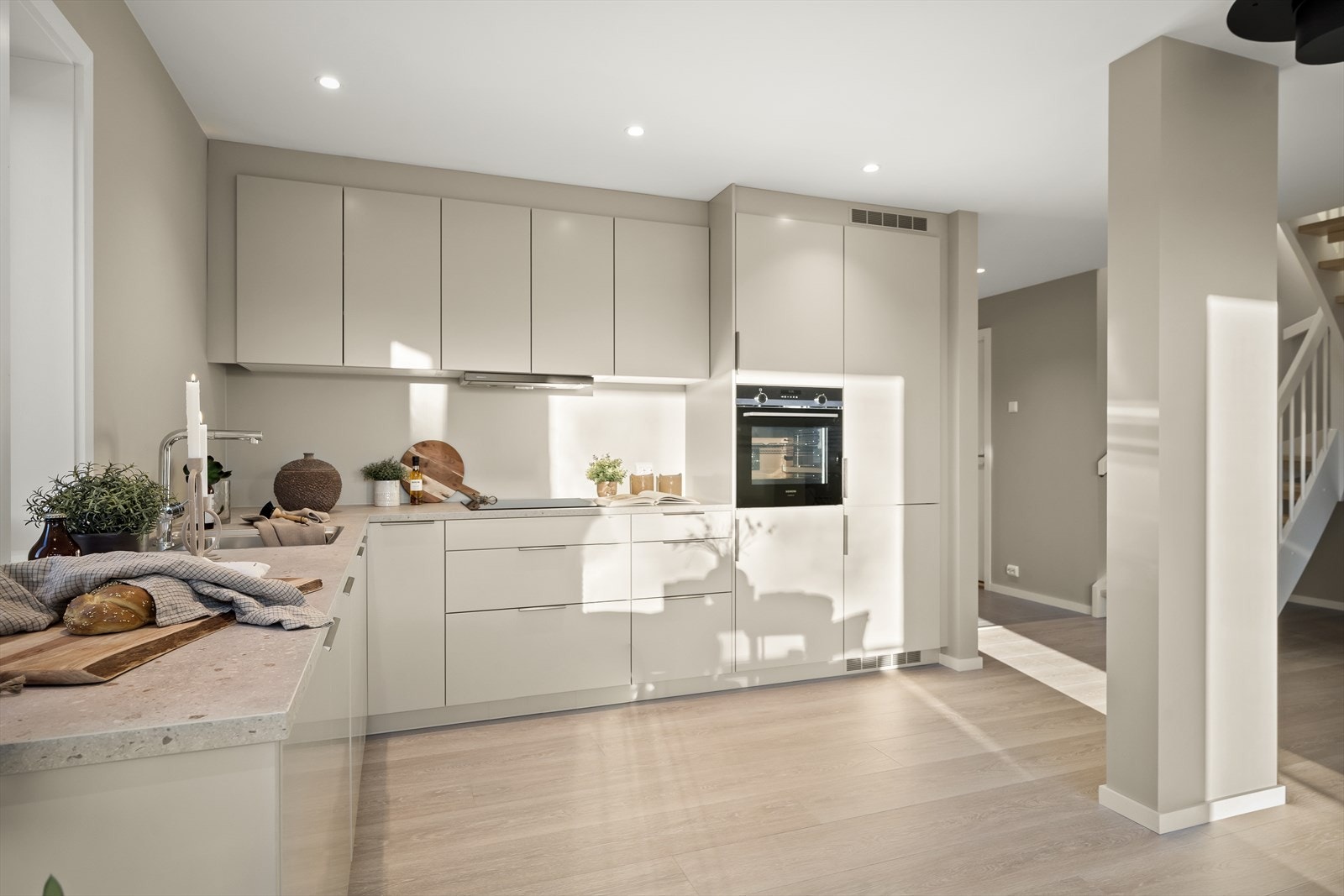 Kjøkkenet er levert av Drømmekjøkkenet og er utstyrt med hvitevarer fra Siemens. Galleribilde