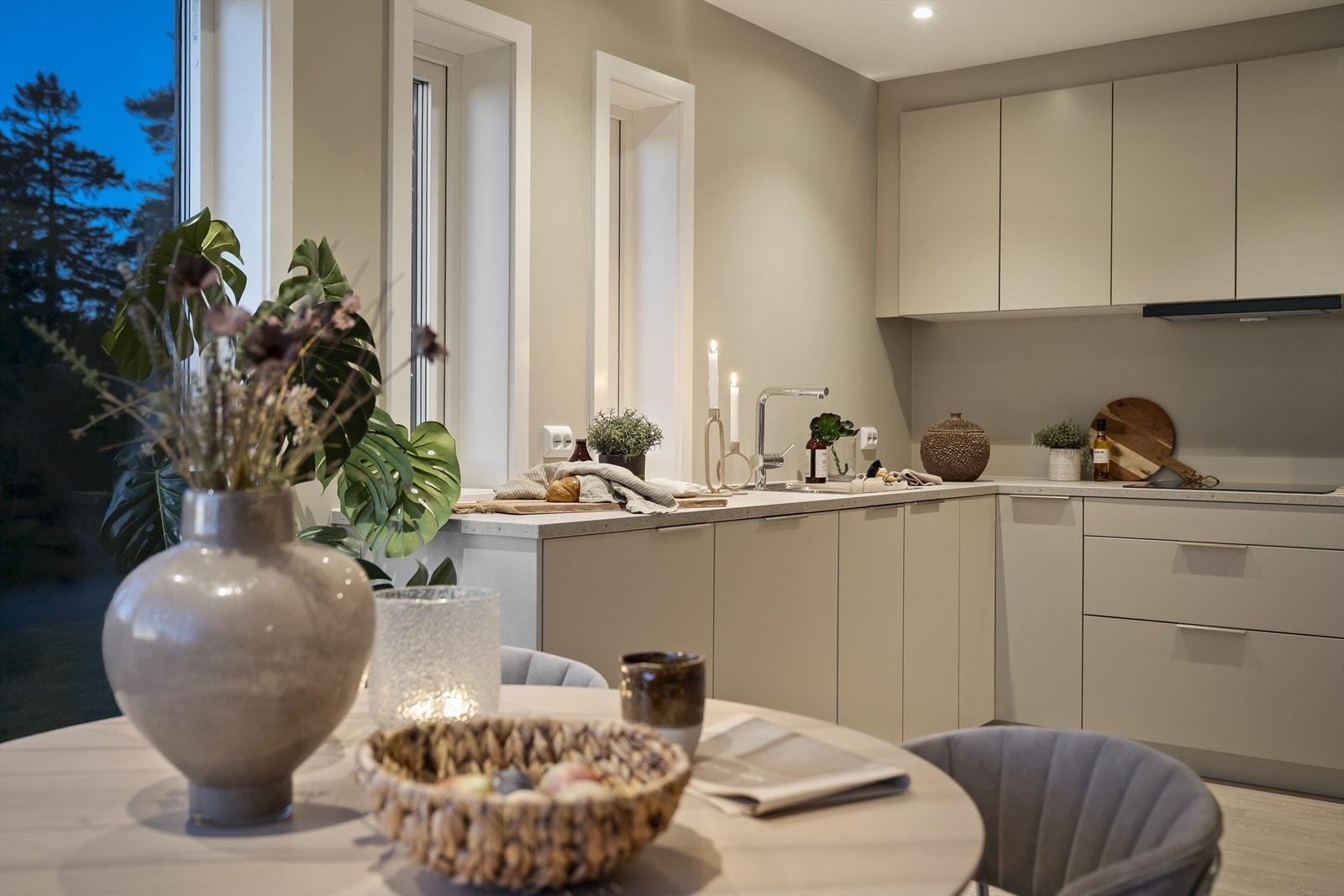 Kjøkkenet fremstår like innbydende på kveldstid med god belysning. Galleribilde