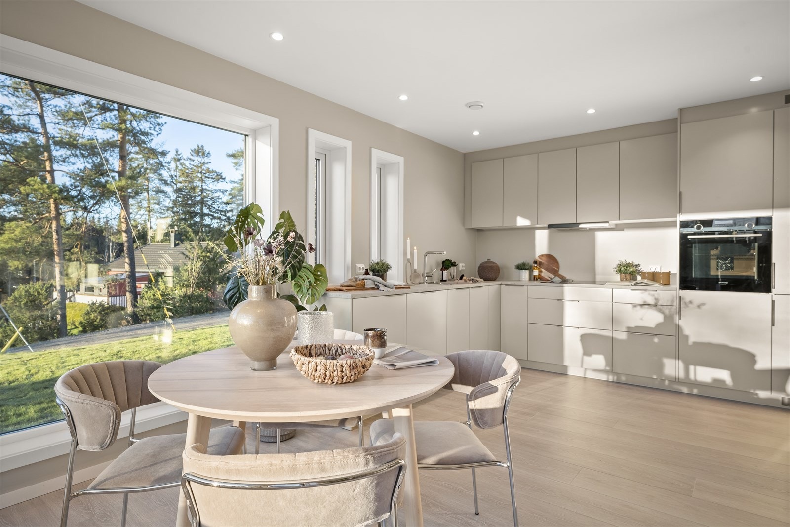 Her er det god benke- og skapplass for matlaging og oppbevaring. Galleribilde