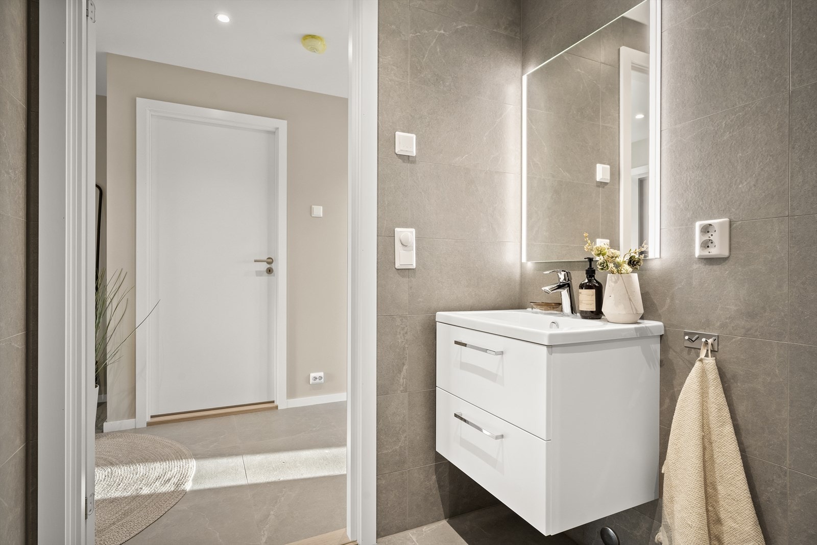 Boligen inneholder to delikate og praktiske bad, ett i hver etasje. Galleribilde