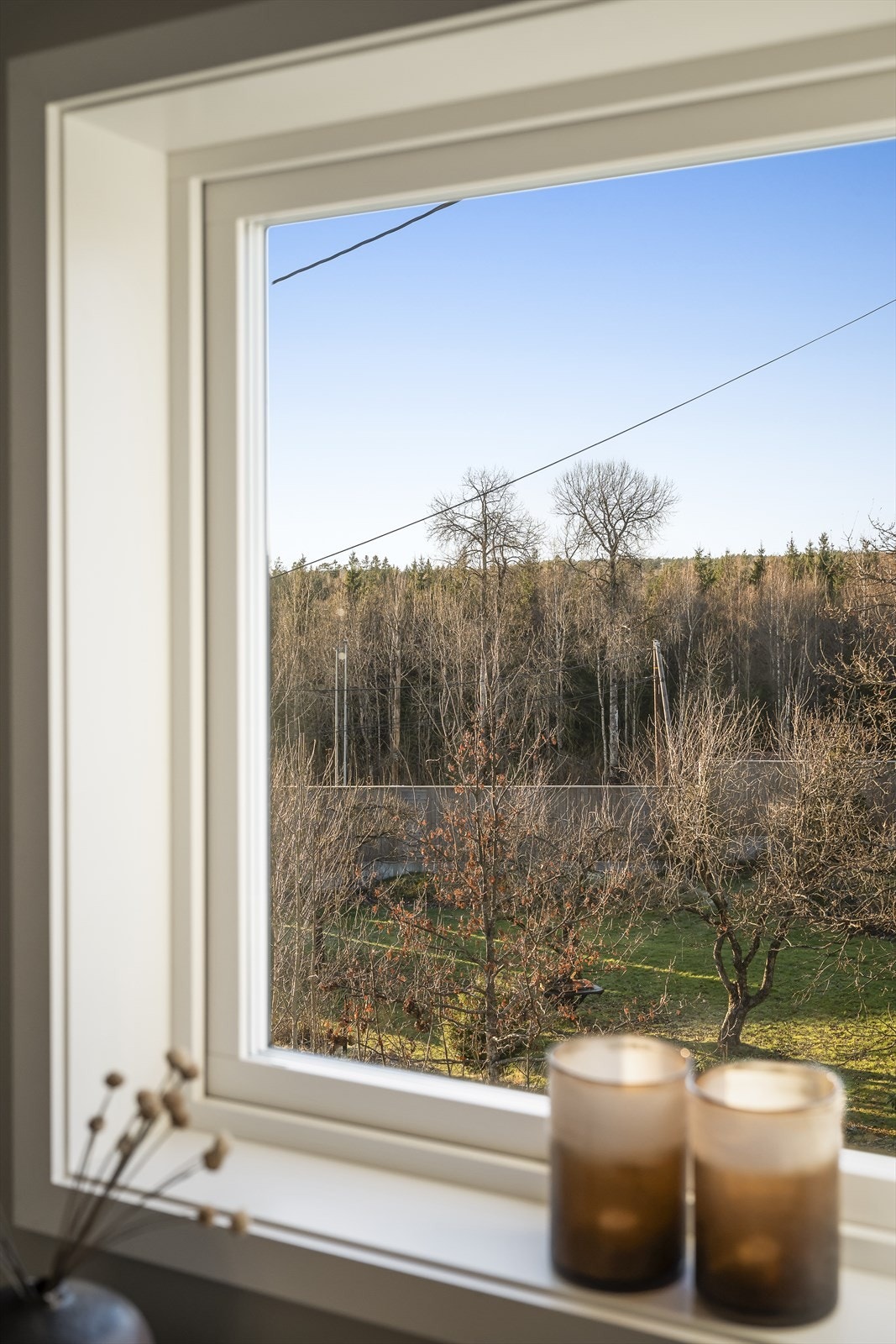 Utsyn mot grønne omgivelser fra flere av boligens rom. Galleribilde