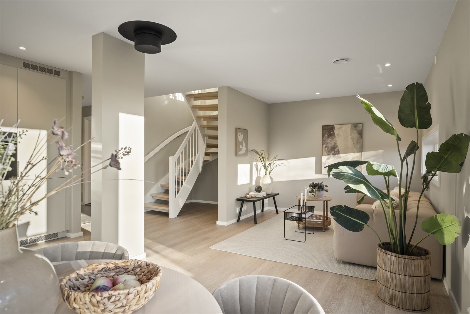 Trappen er sentralt plassert, men likevel diskret integrert i rommet. Galleribilde