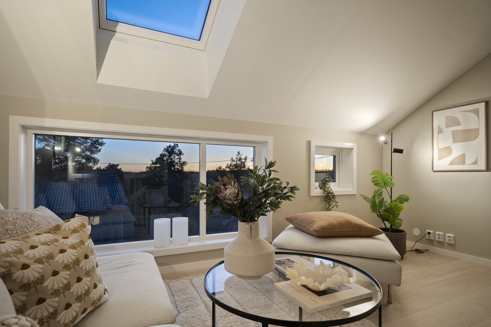 Også her skaper takvinduene en spesiell atmosfære på kveldstid. Galleribilde