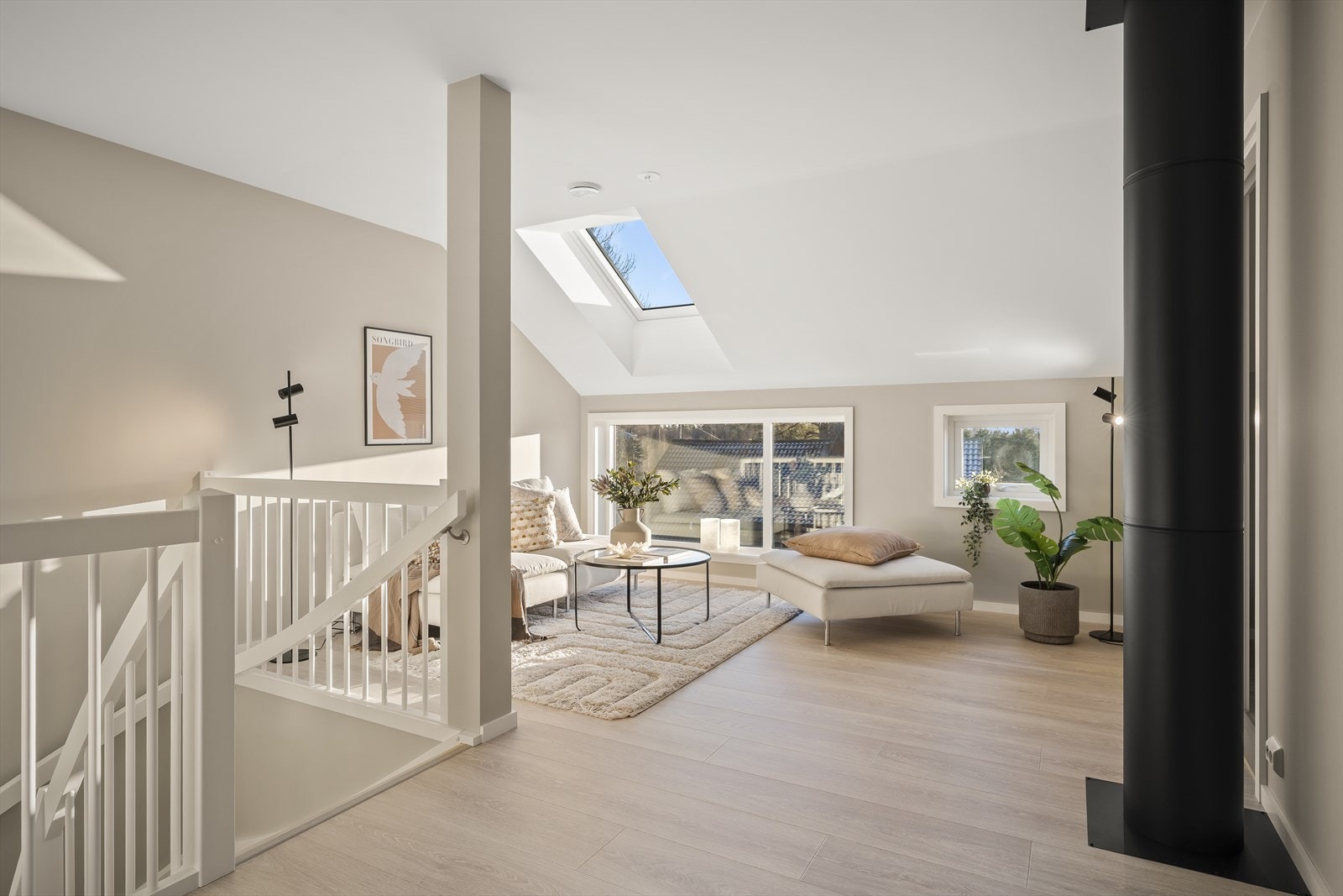 Loftstuen får et luftig preg fra saltaket og ekstra lys fra store takvinduer. Galleribilde