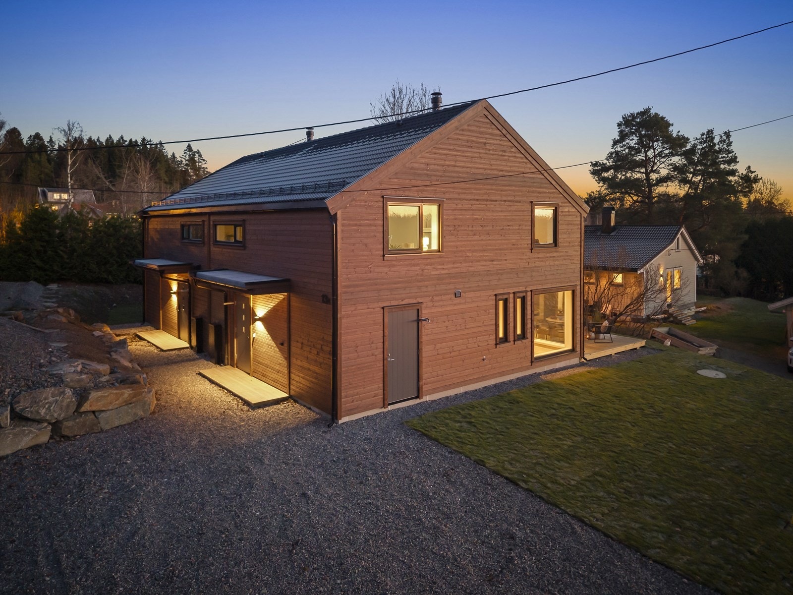 Gode parkeringsmuligheter på egen, gruslagt gårdsplass. Galleribilde