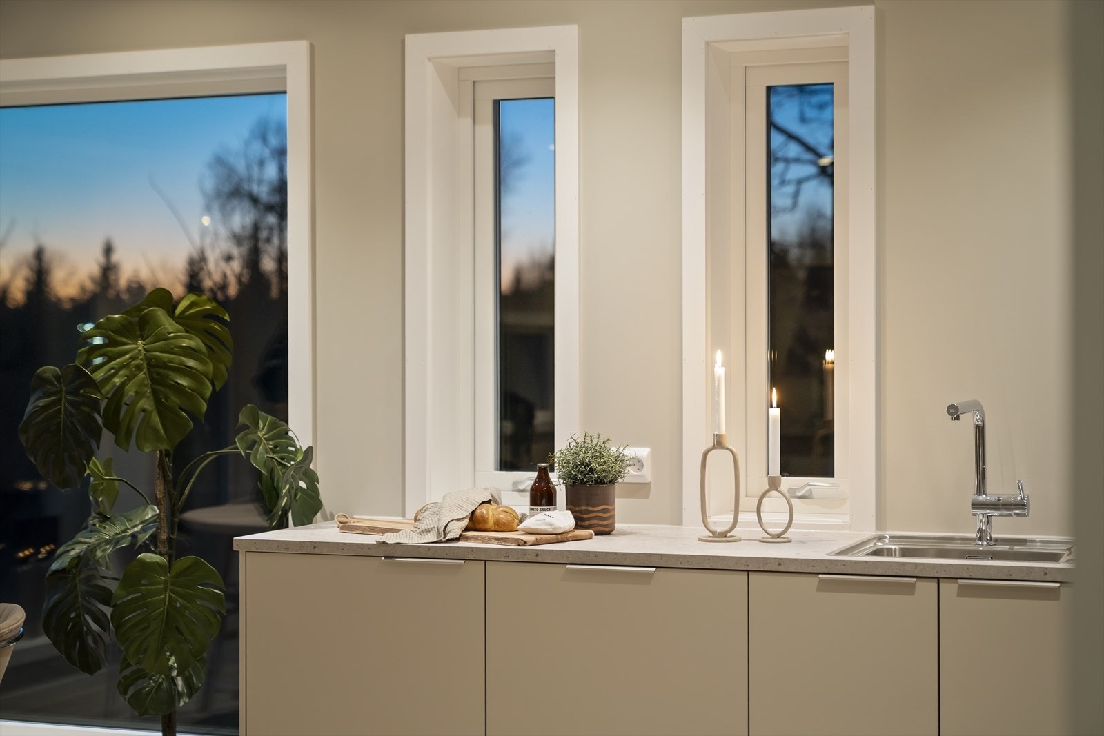 De store vinduene gir en fin kontakt med omgivelsene. Galleribilde