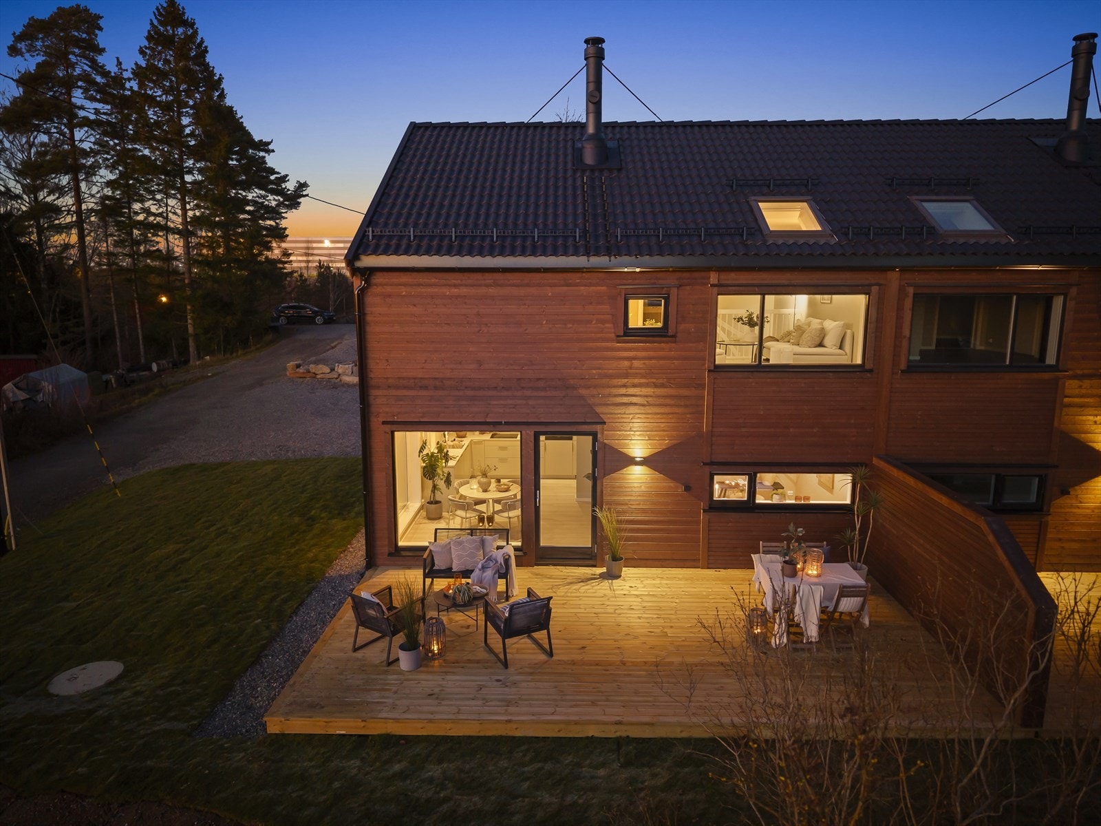 Et helhetlig og moderne uttrykk preger boligens eksteriør. Galleribilde