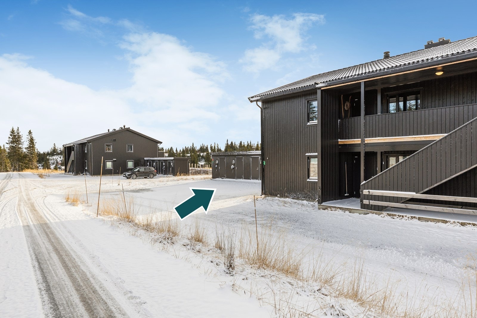 Parkeringsplassen er foran felles bodanlegg. Galleribilde