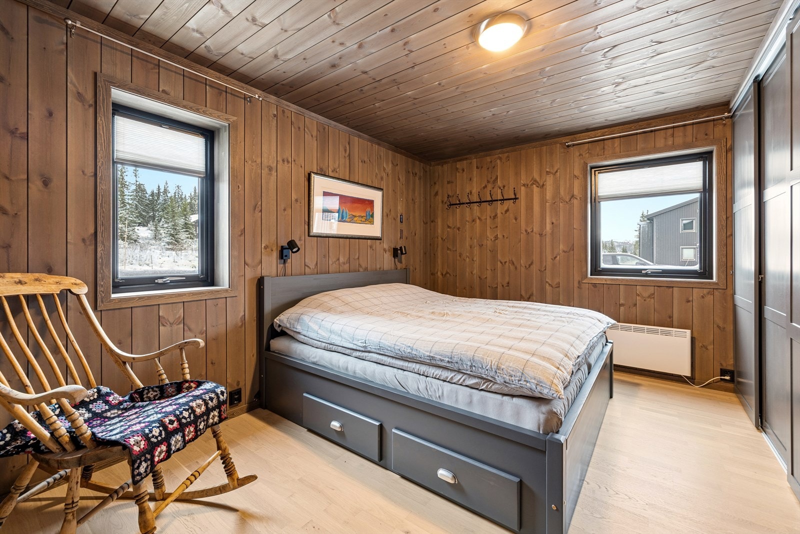 Hovedsoverommet er innredet med en stor dobbeltseng og har en stor skyvedørsgarderobe. Galleribilde