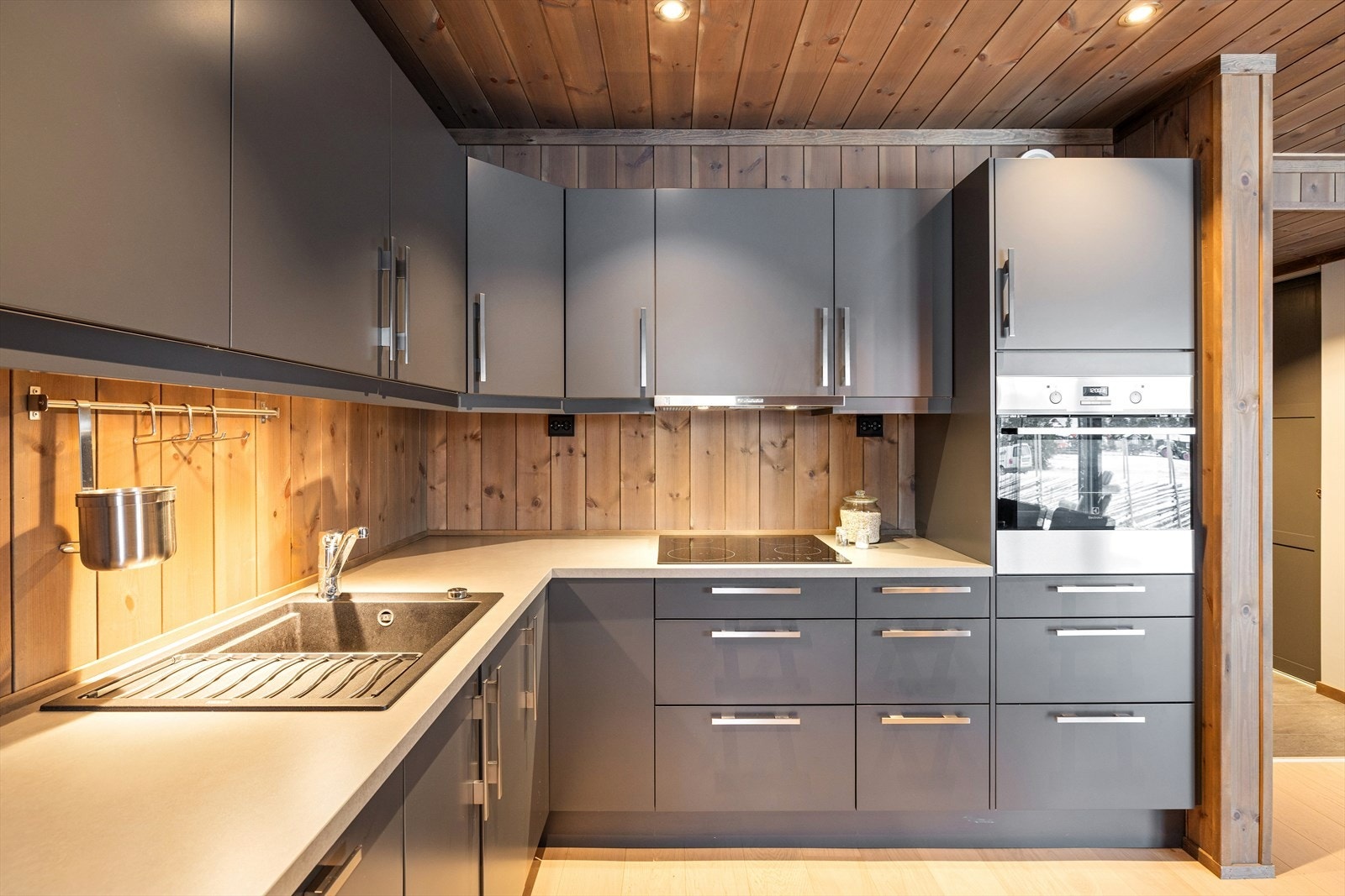 Kjøkkenet har godt med lys fra både tak og underskap. Kjøkkenet er utstyrt med med nødvendige hvitevarer som integrert komfyr, koketopp, oppvaskmaskin og kjøle-/fryseskap. Galleribilde