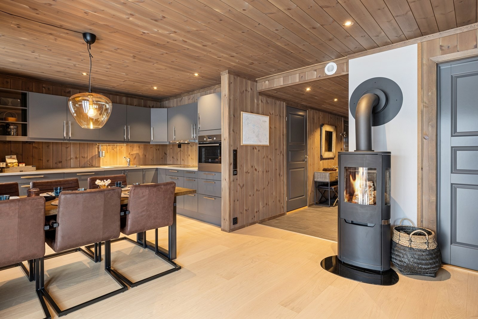 Peisen er plassert mellom stuen og kjøkkenet og gir varme og hygge på kalde vinterdager. Galleribilde