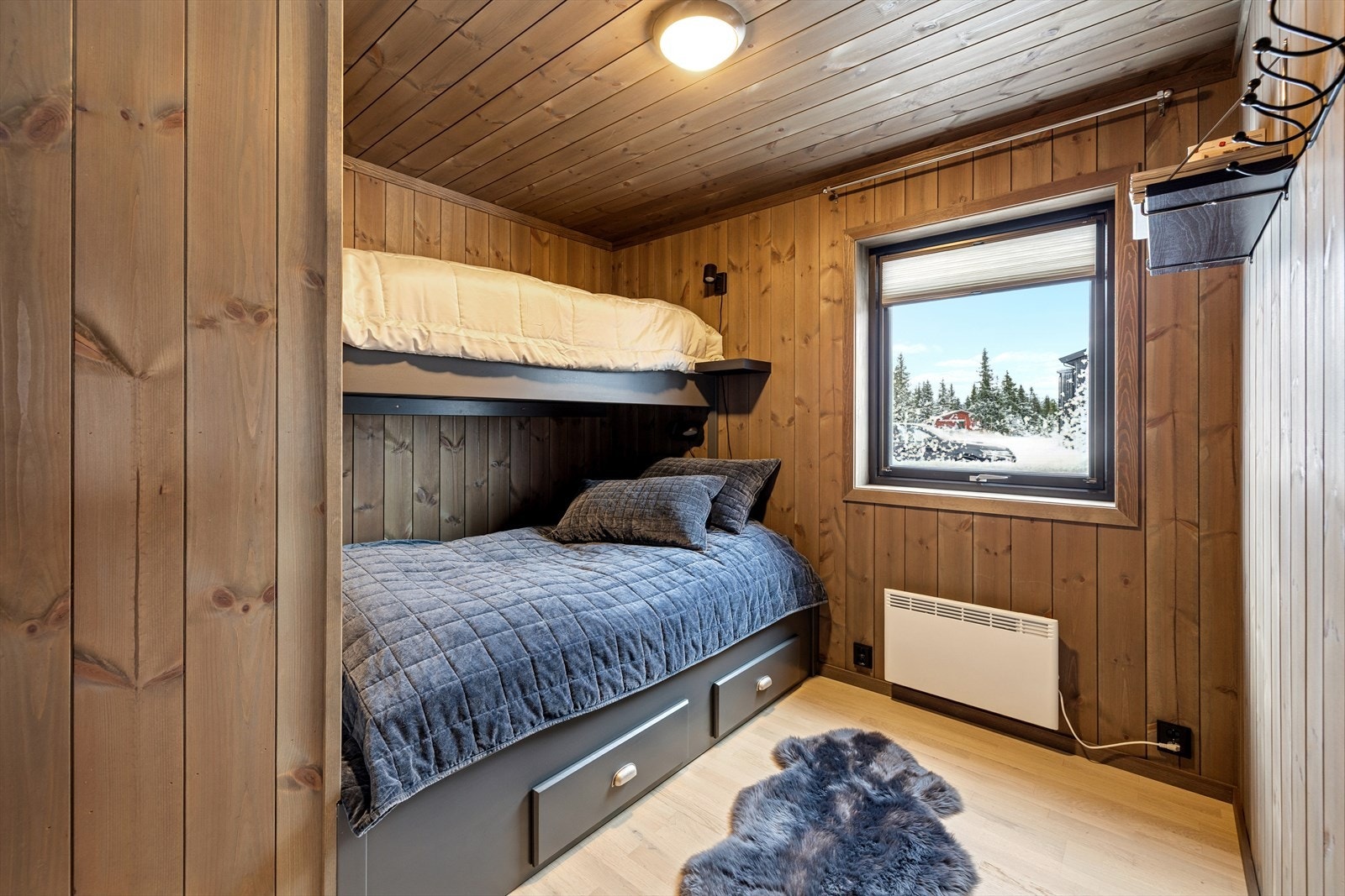 De to resterende soverommene er begge innredet med familiekøyer, men har plass til dobbeltseng, og skap/kommode. Galleribilde