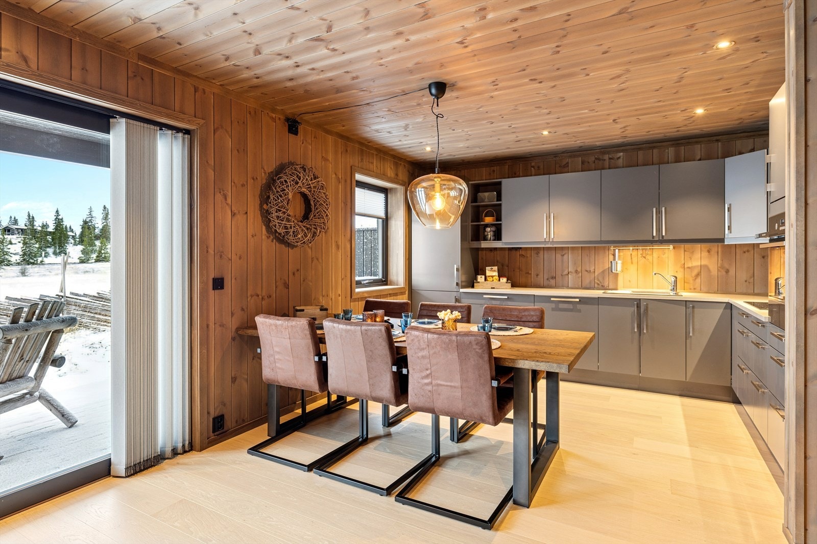 Ved kjøkkenet er det god plass til et stort spisebord med plass til hele familien. Galleribilde