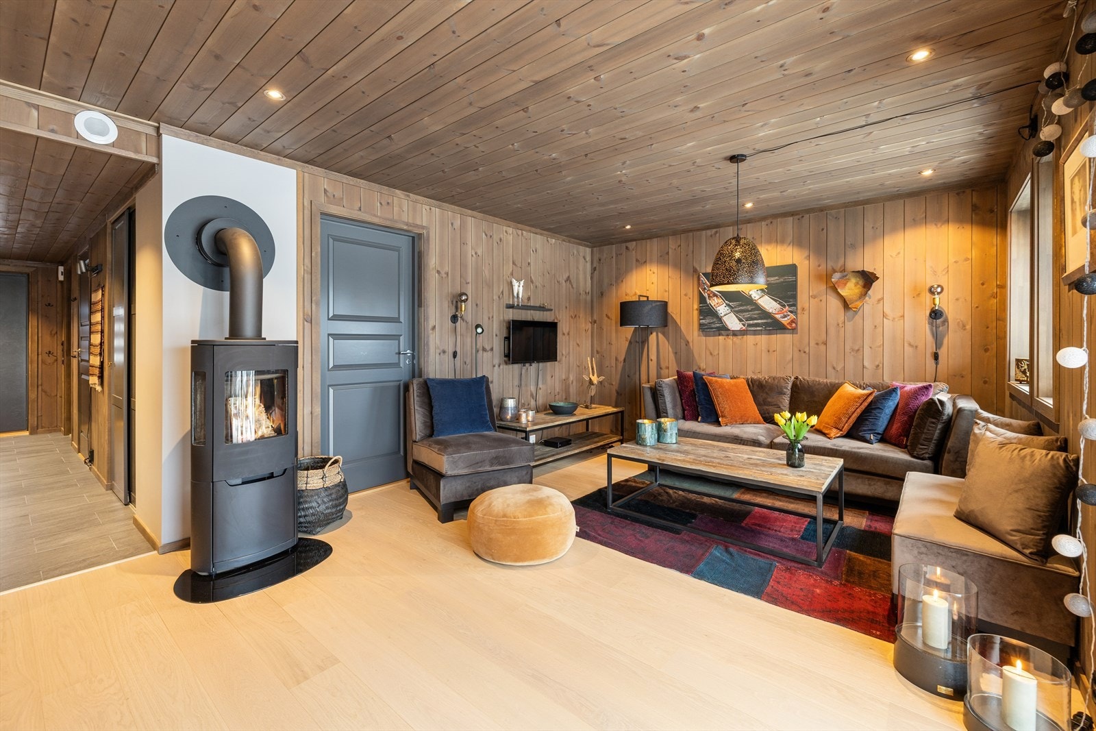 Romslig stue med plass til å møblere etter ønske, med sofagruppe, og vegghengt tv. Galleribilde