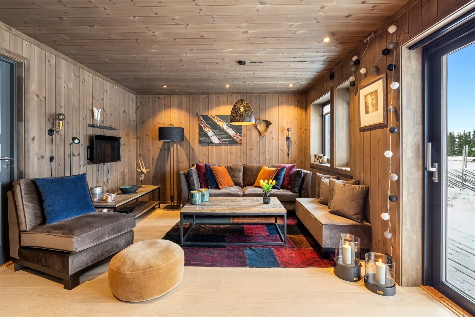 Fra stuen er det tilgang til leilighetens terrasse på 21 kvm, med gode solforhold. Galleribilde