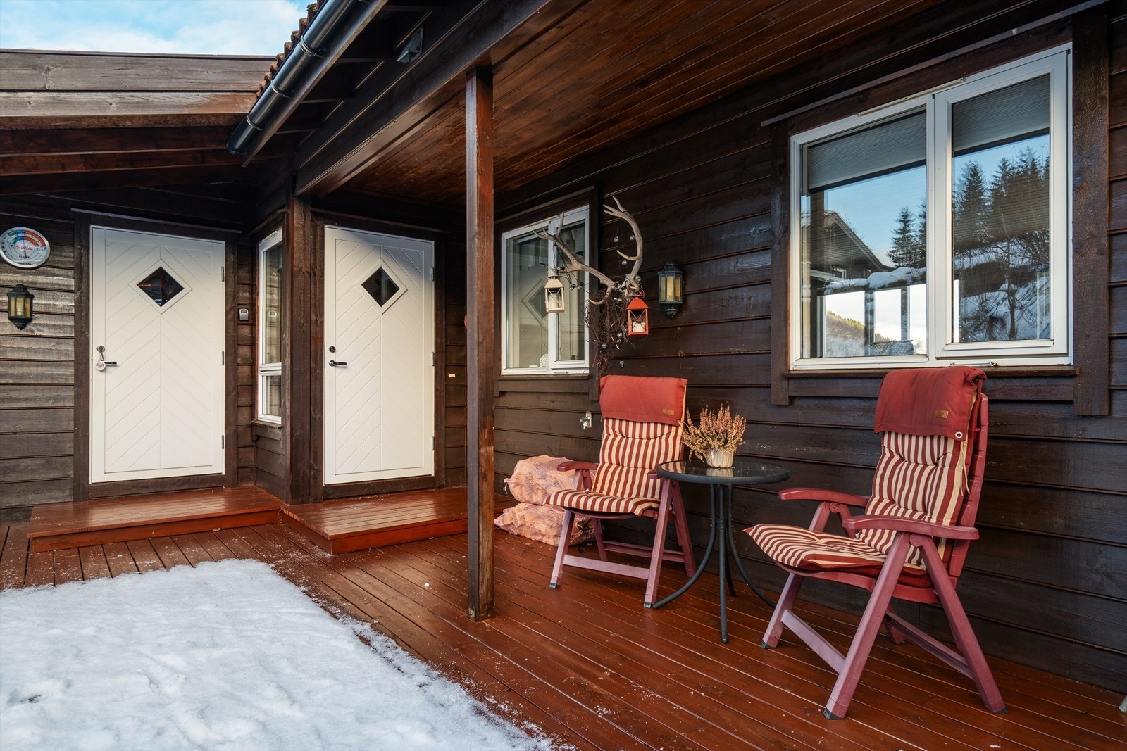 Uteområdet er opparbeidet med terrasse. Inngangspartiet er delvis overbygd, her er det plass til utemøblement. Galleribilde