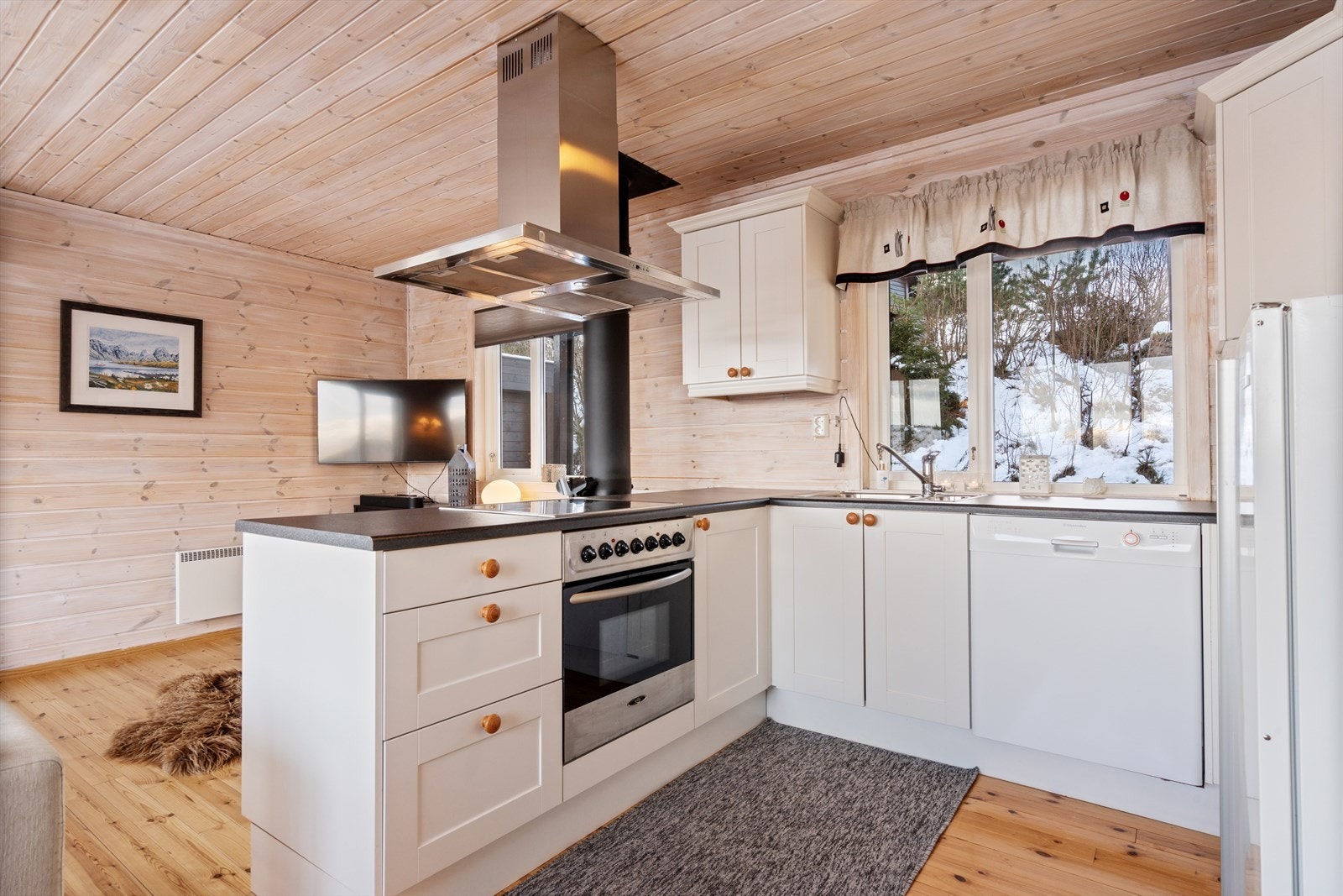 Kjøkkenet er lyst og åpent, med god skap- og benkeplass for matlaging. Galleribilde