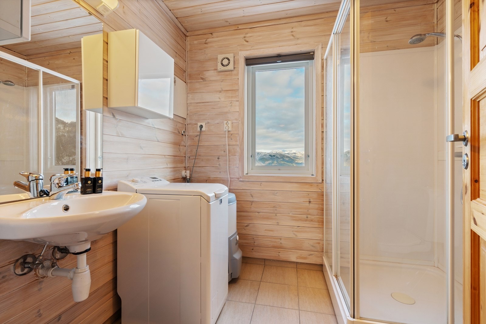 Funksjonelt og moderne bad med flislagt gulv og varmekabler som gir ekstra komfort. Galleribilde