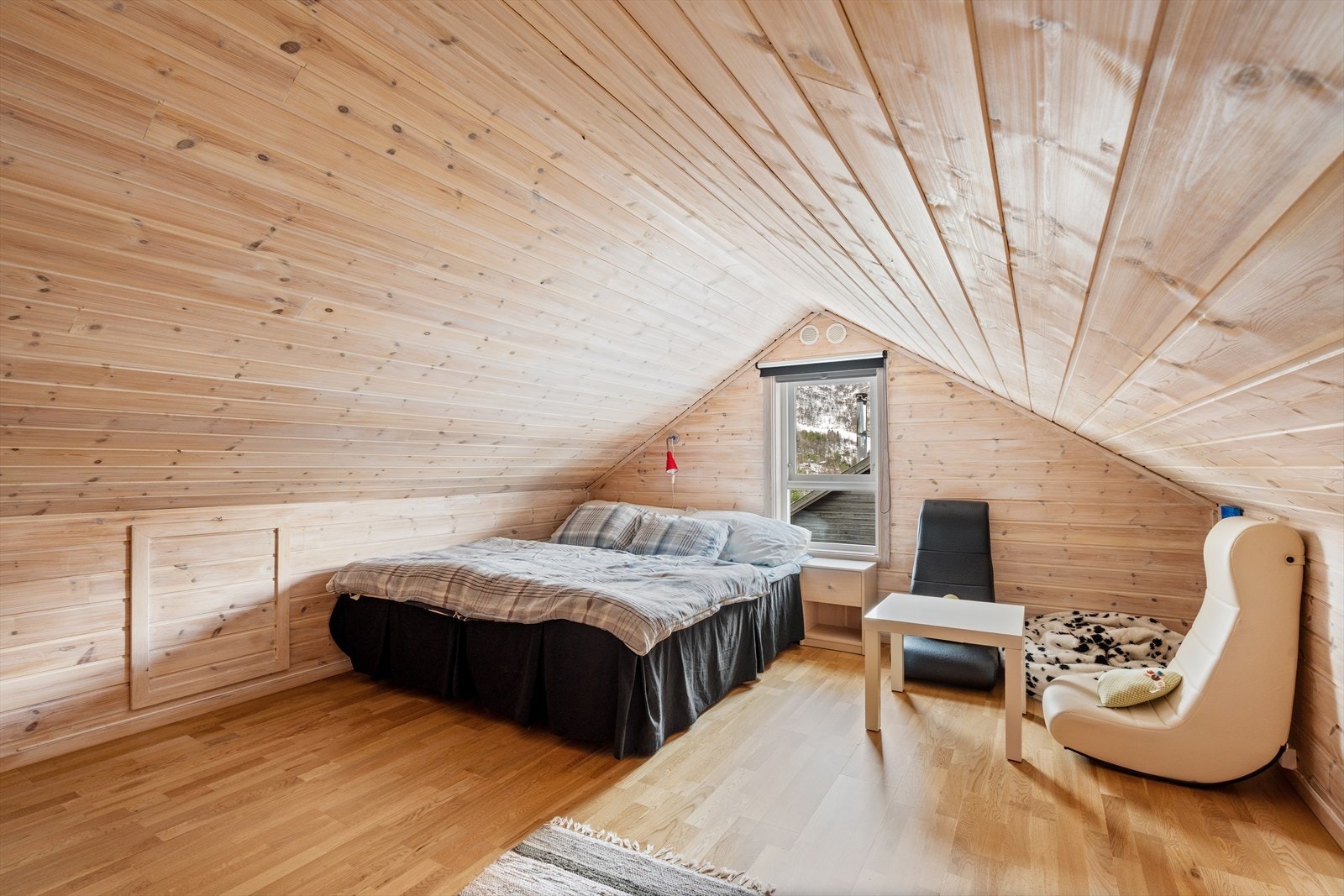 Hytta har en koselig hems som kan brukes både til ekstra sengeplasser og som en koselig, liten stuehjørne - ideelt for barna eller som avkoblingssone. Galleribilde