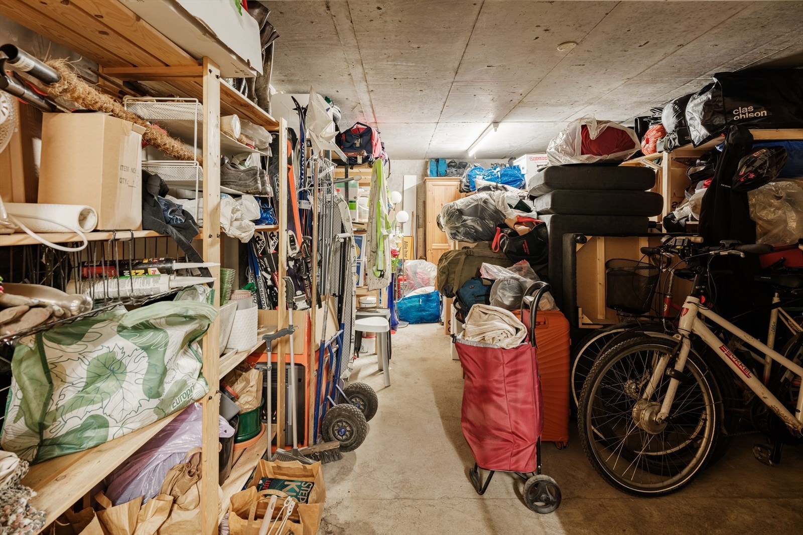 Ekstra god lagringsplass i stor kjellerbod på 22 kvm Galleribilde