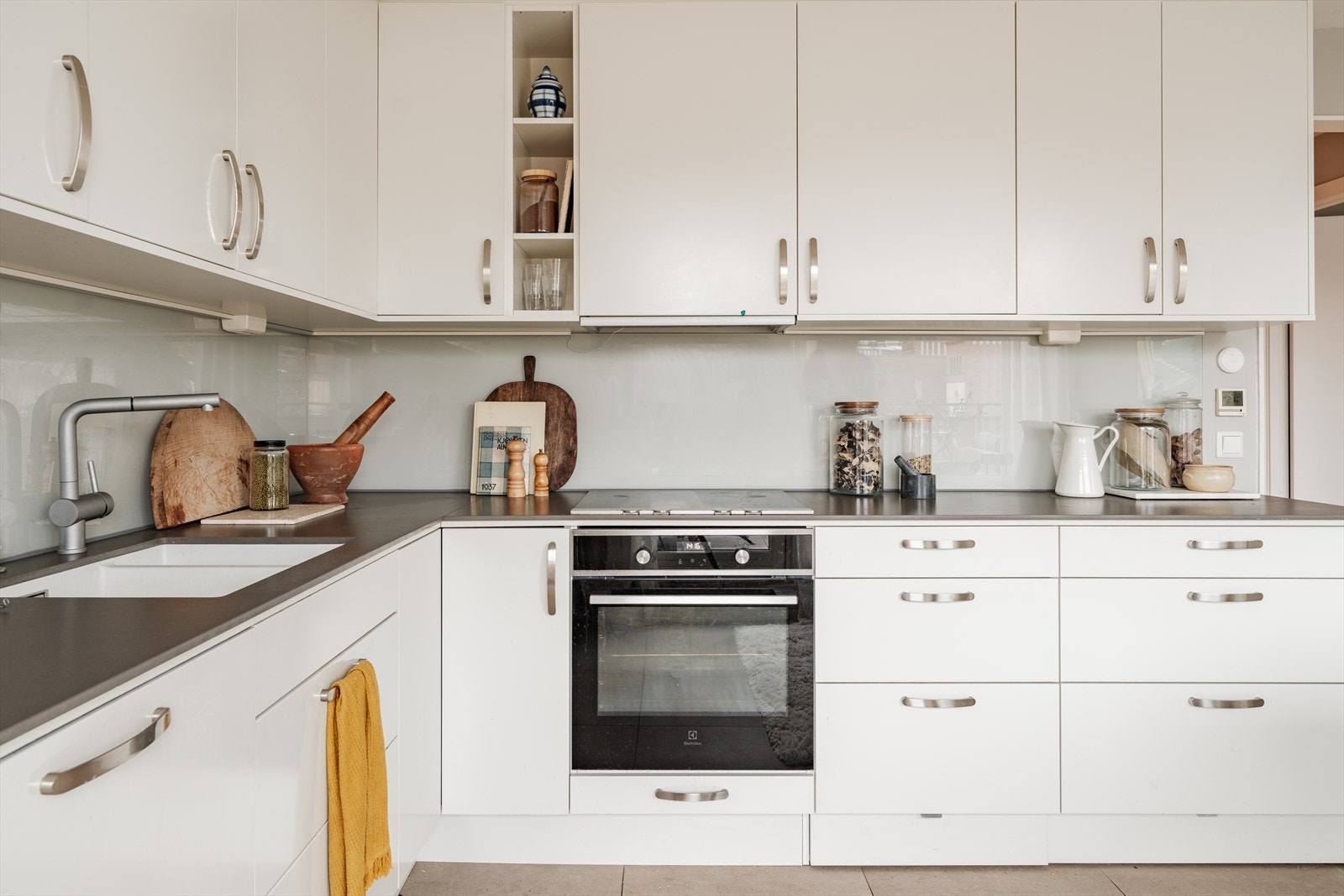 Benkeplaten i grå kompositt/høytrykkslaminat har underlimt oppvaskkum i hvit kompositt Galleribilde