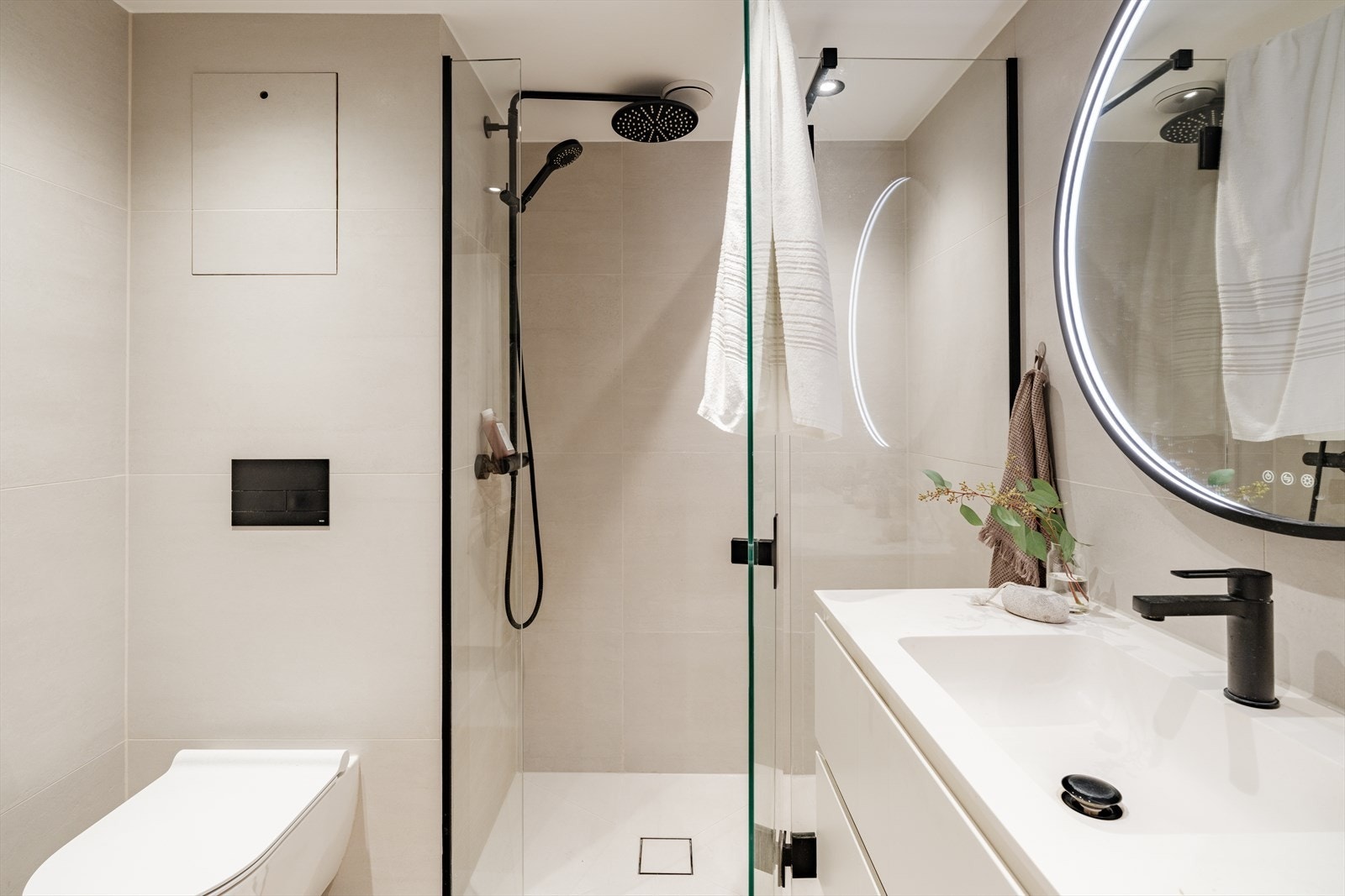 Badet er innredet med nedfelt servant, veggmontert toalett med sealing bag-løsning fra TECE, dusjhjørne og opplegg for vaskemaskin. Det er mekanisk avtrekk. Galleribilde