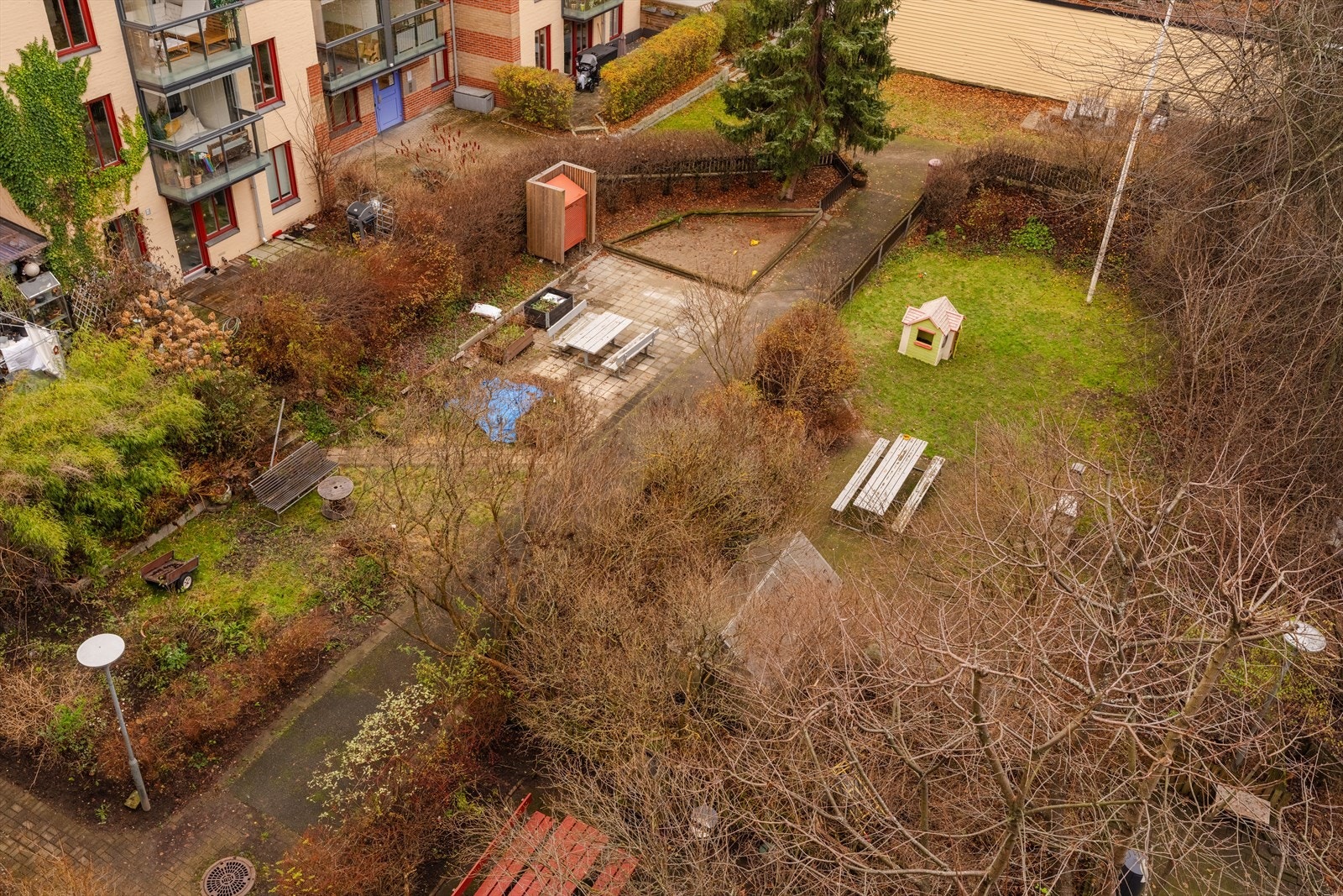 Hyggelig og sosial bakgård Galleribilde