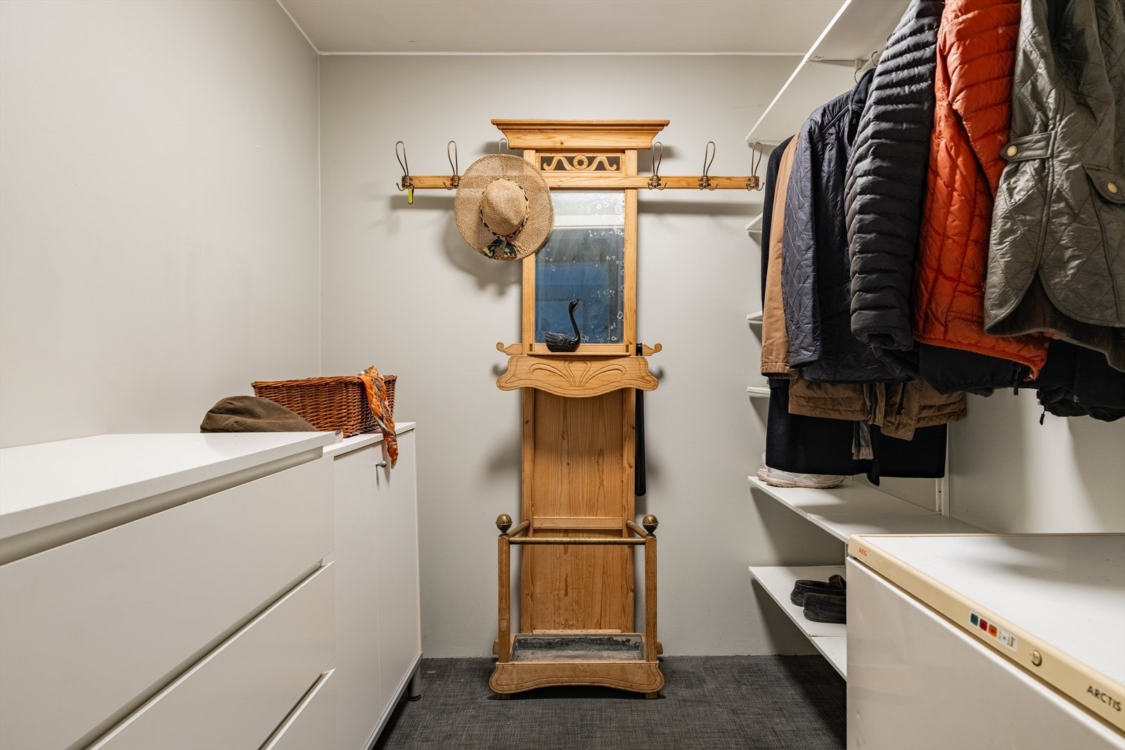 Praktisk innvendig bod/garderobe Galleribilde