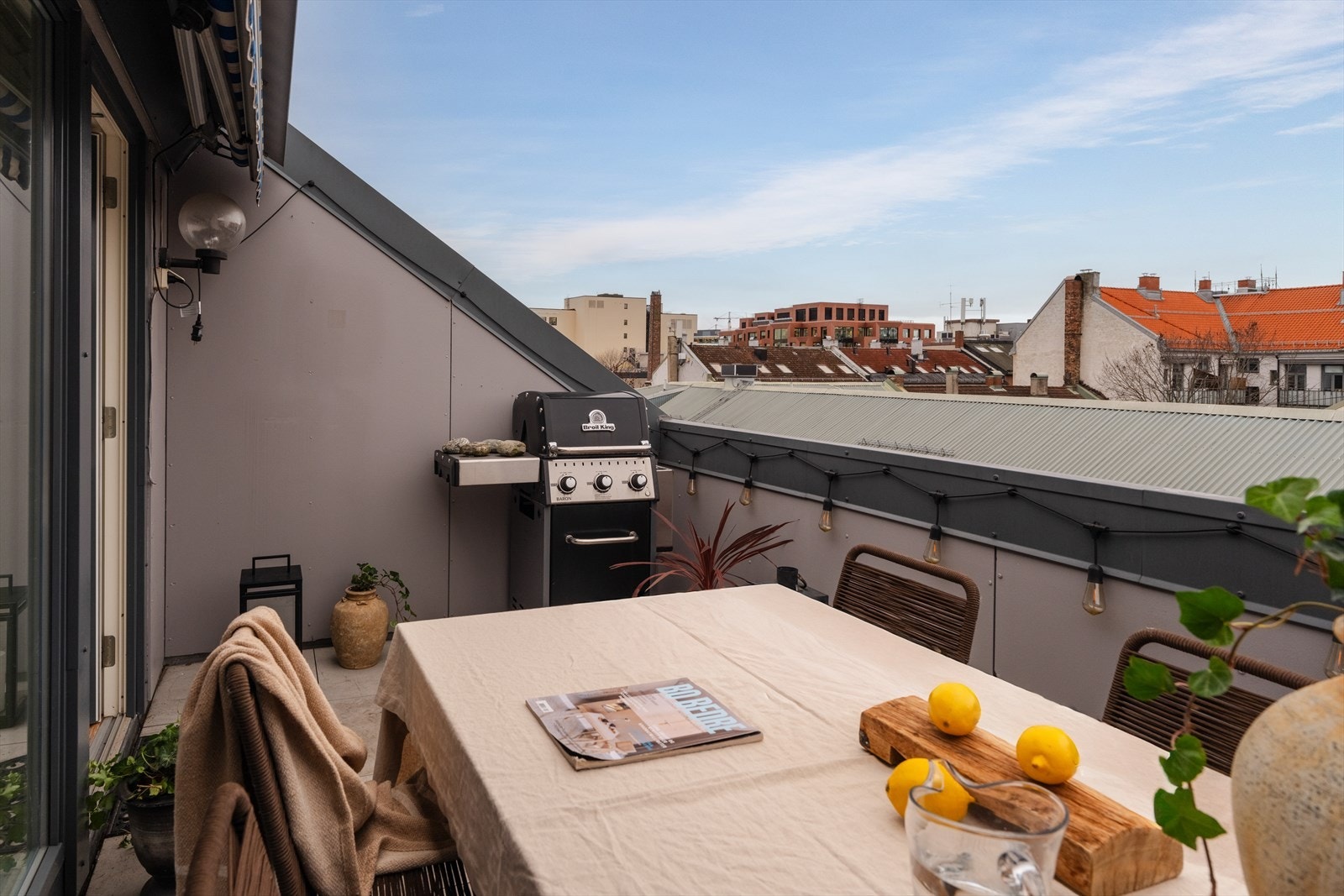 Romslig balkong med god plass til spisebord Galleribilde