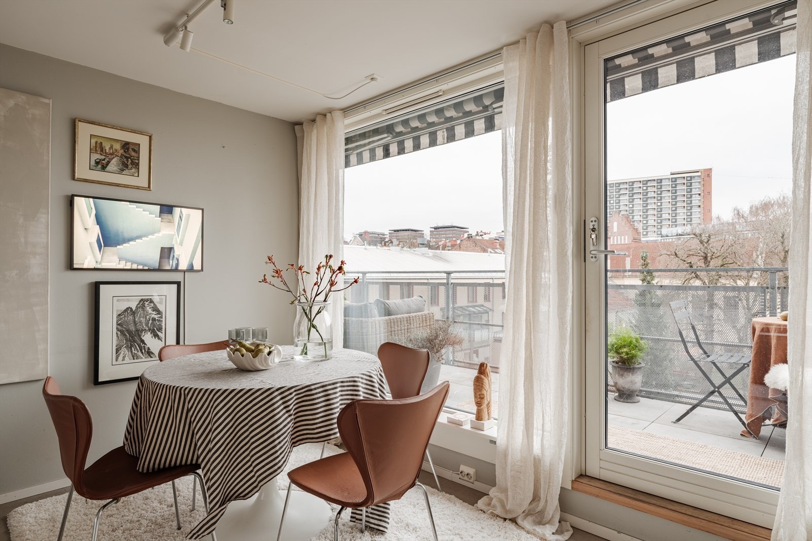 Kjøkkenet har direkte utgang til en balkong som vender inn mot et stille gårdsrom. Galleribilde