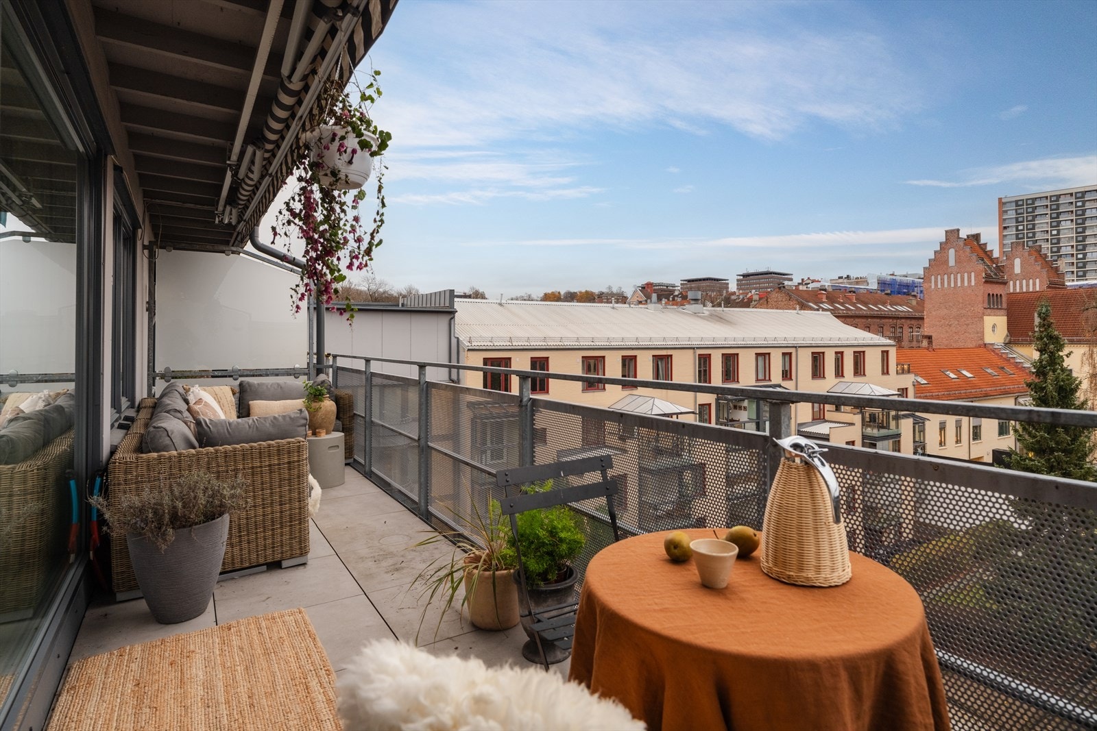 Fin terrasse med morgen- og formiddagssol Galleribilde