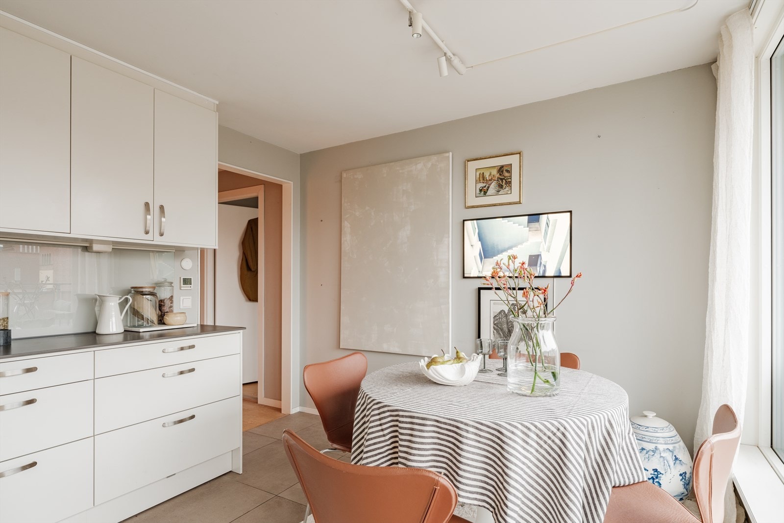 Det er flislagt gulv med gulvvarme Galleribilde