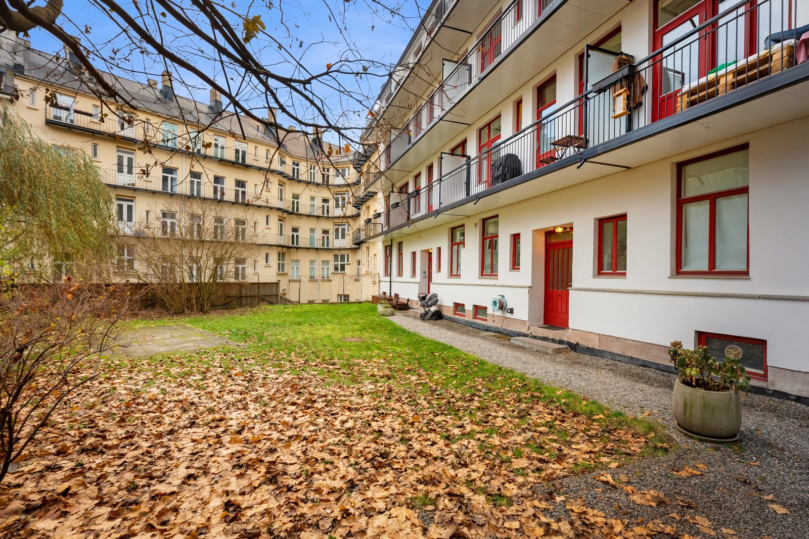 En romslig og pent opparbeidet bakgård mot et større, lukket gårdsområde setter prikken over i-en. Galleribilde