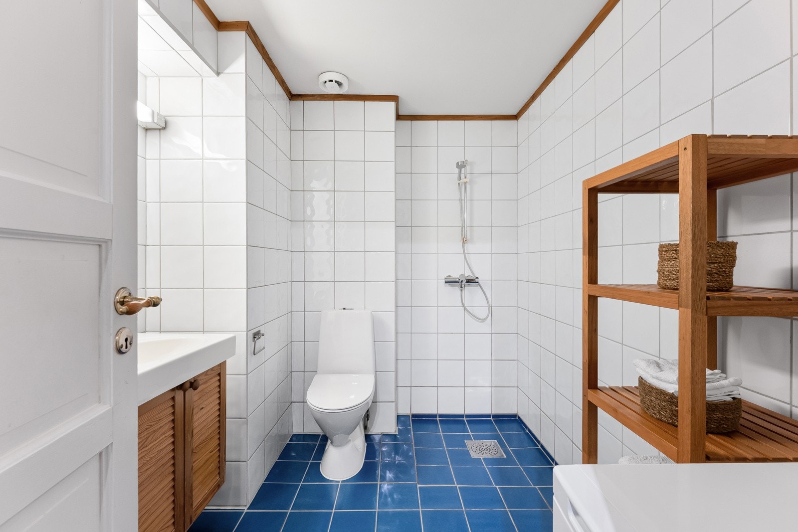 Badet er flislagt og av god størrelse. Det er praktisk og funksjonelt med varmekabler. Galleribilde