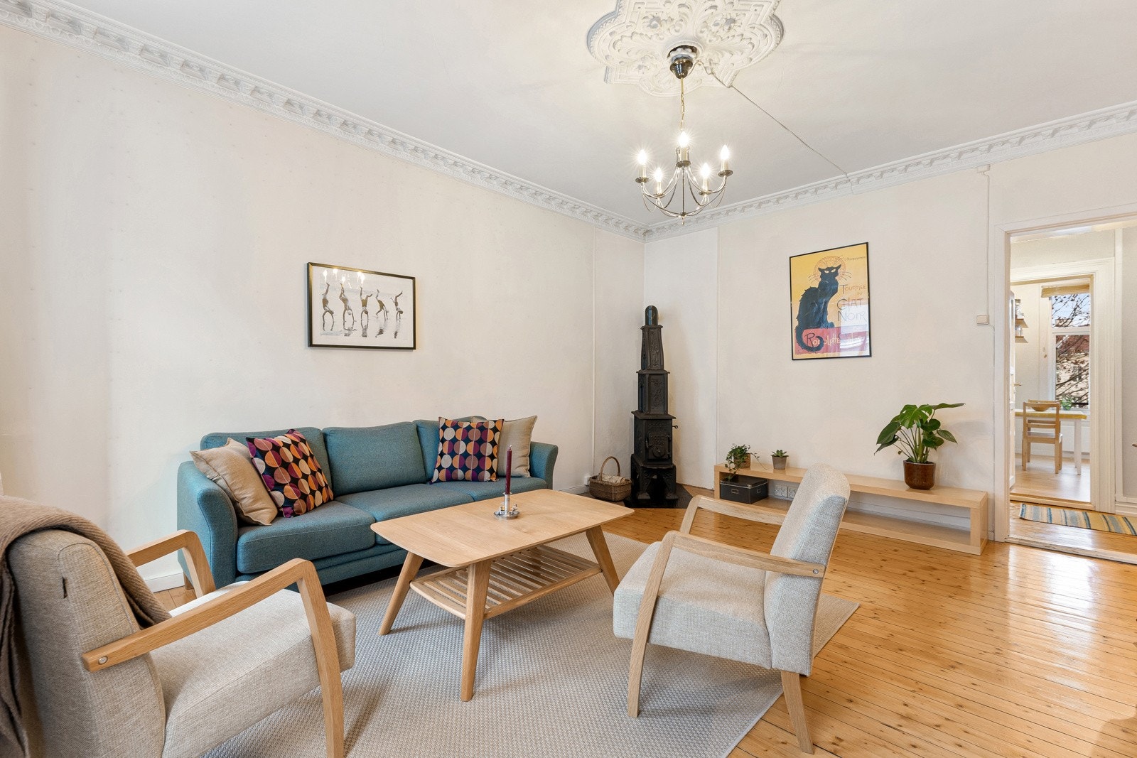 I hjørnet finner man en nydelig ovn som bidrar med god varme i vinterhalvåret. Galleribilde