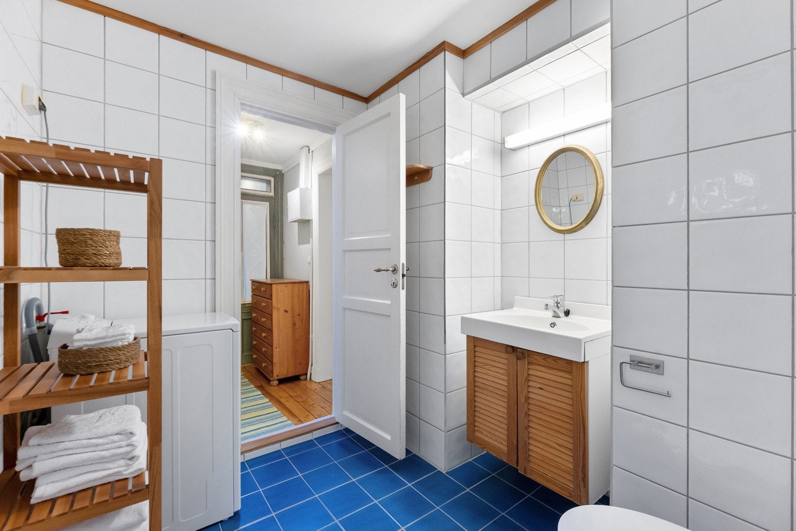 Det er god plass til å sette inn vaskemaskin og tørketrommel. Dagens vaskemaskin medfølger salget. Galleribilde