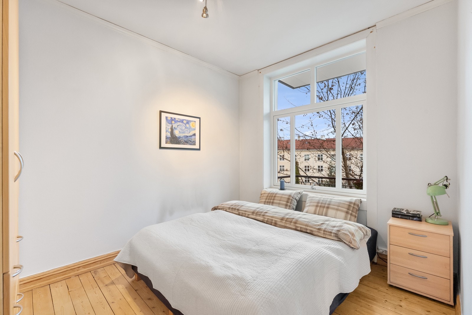 Soverommet er av god størrelse, dype karmer, med god plass til dobbelseng, tilhørende nattbord og garderobeskap. Galleribilde