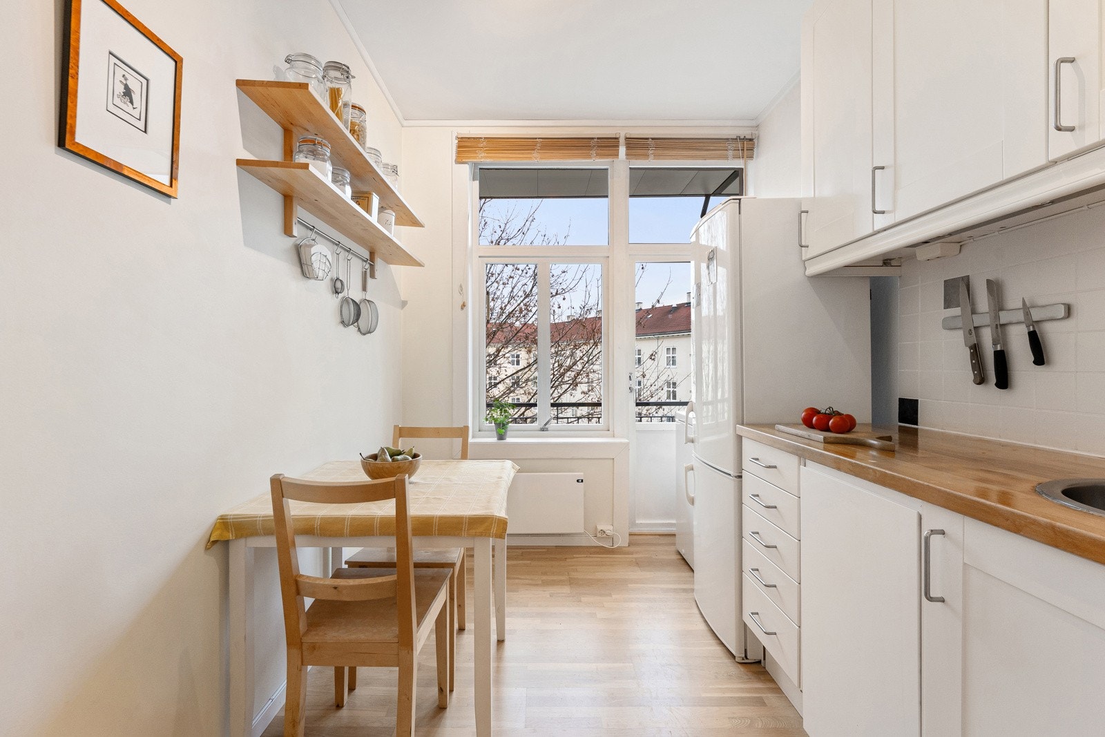 I forlengelse av kjøkkenet er det direkte utgang til en stor balkong. Galleribilde